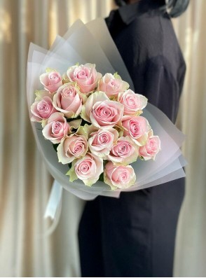 Букет из розовых роз в упаковке