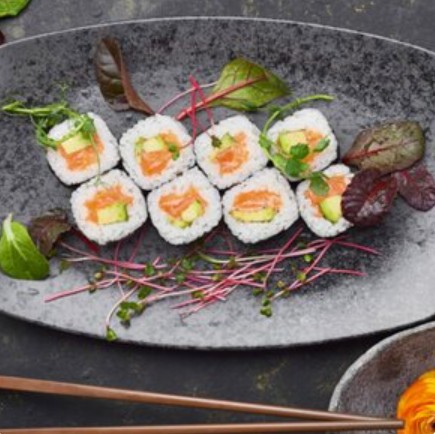 Маки с лососем и авокадо