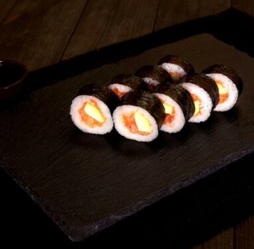 Ролл с фарерским лососем