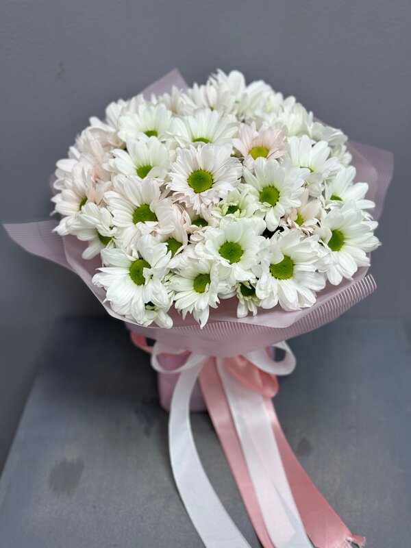 Композиция из ромашковых хризантем