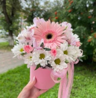 Композиция " Бабочки в руках"