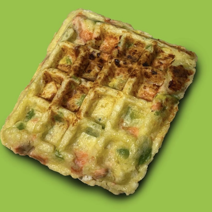 Вафли с лососем и авокадо