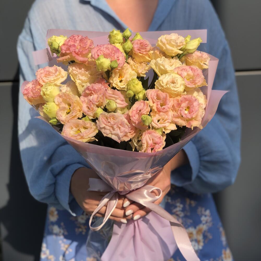 Букет с персиковой эустомой