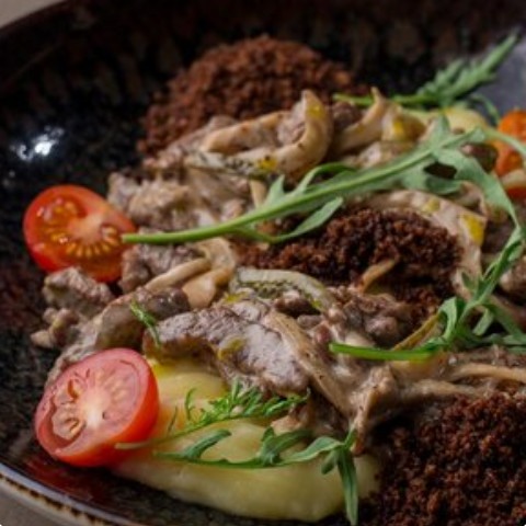 Бефстроганов с вешенками в сливочном соусе