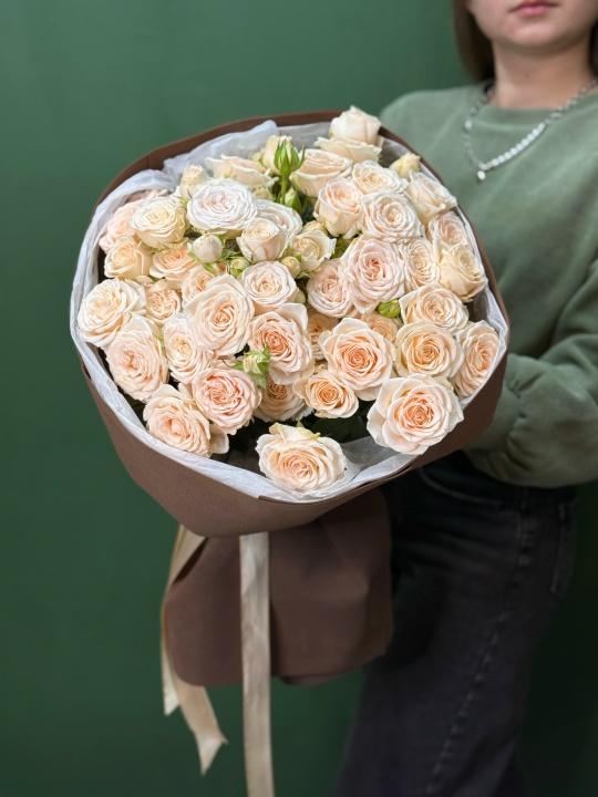 Монобукет из кремовых пионовидных кустовых роз