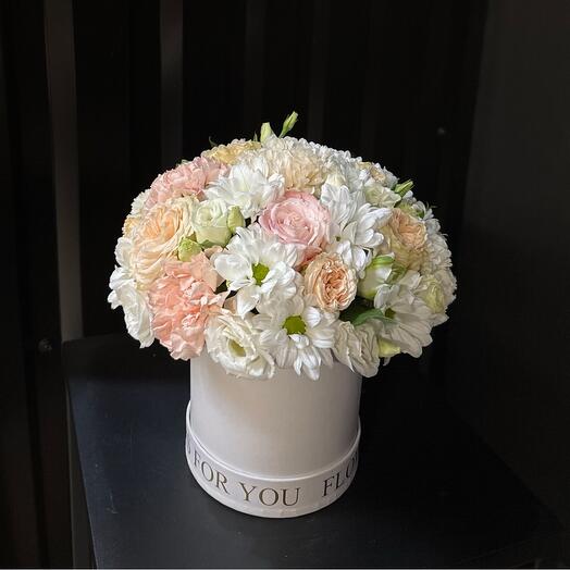 Цветы в коробке с диантусами