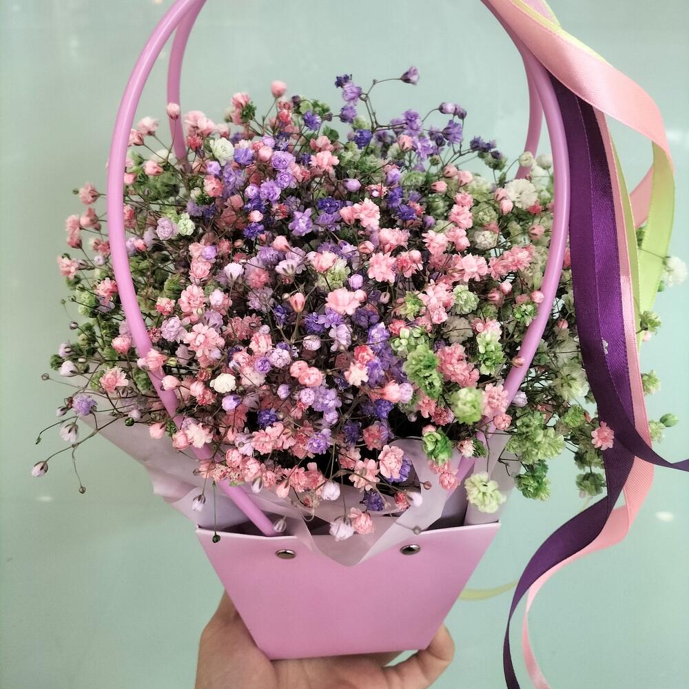 Букет в сумочке "Разноцветное облако" из гипсофилы
