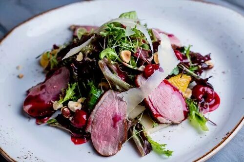 Салат с сырокопченой утиной грудкой