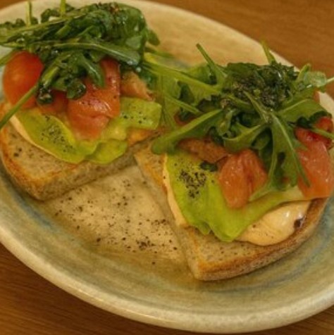 Тапас с лососем, авокадо и кремом спайси