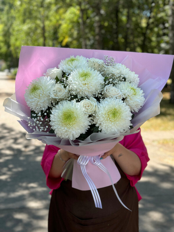 Букет из 7 хризантем и 6 белых роз с гипсофилой