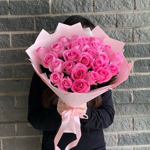 Букет из 25 розовых роз в упаковке