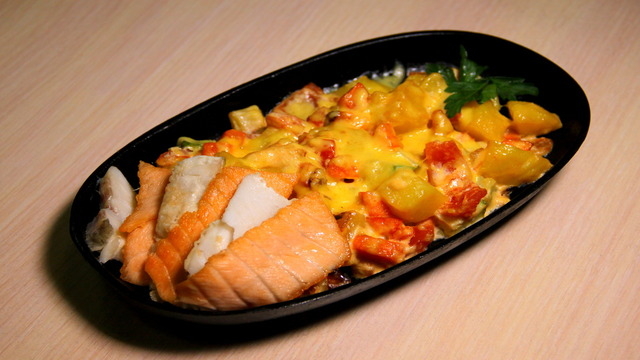 Горячая сковородка с сёмгой и треской