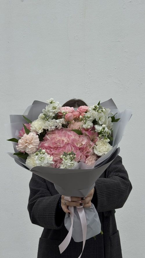 Из гортензии, альстромерий и маттиолы