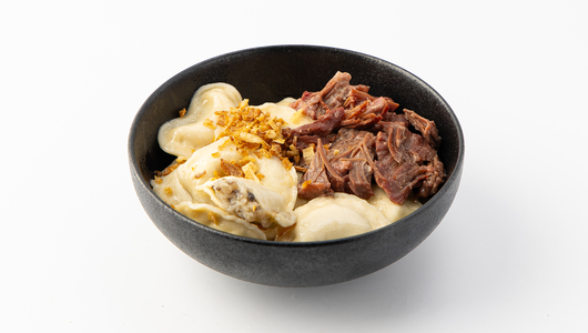 Щечки томленые с варениками с картофелем и грибами и луком фри