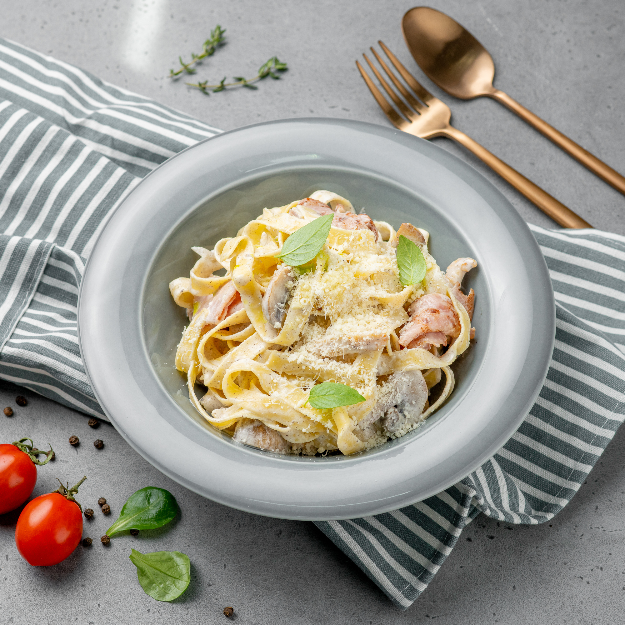 Феттучини с цыпленком, грибами и ветчиной