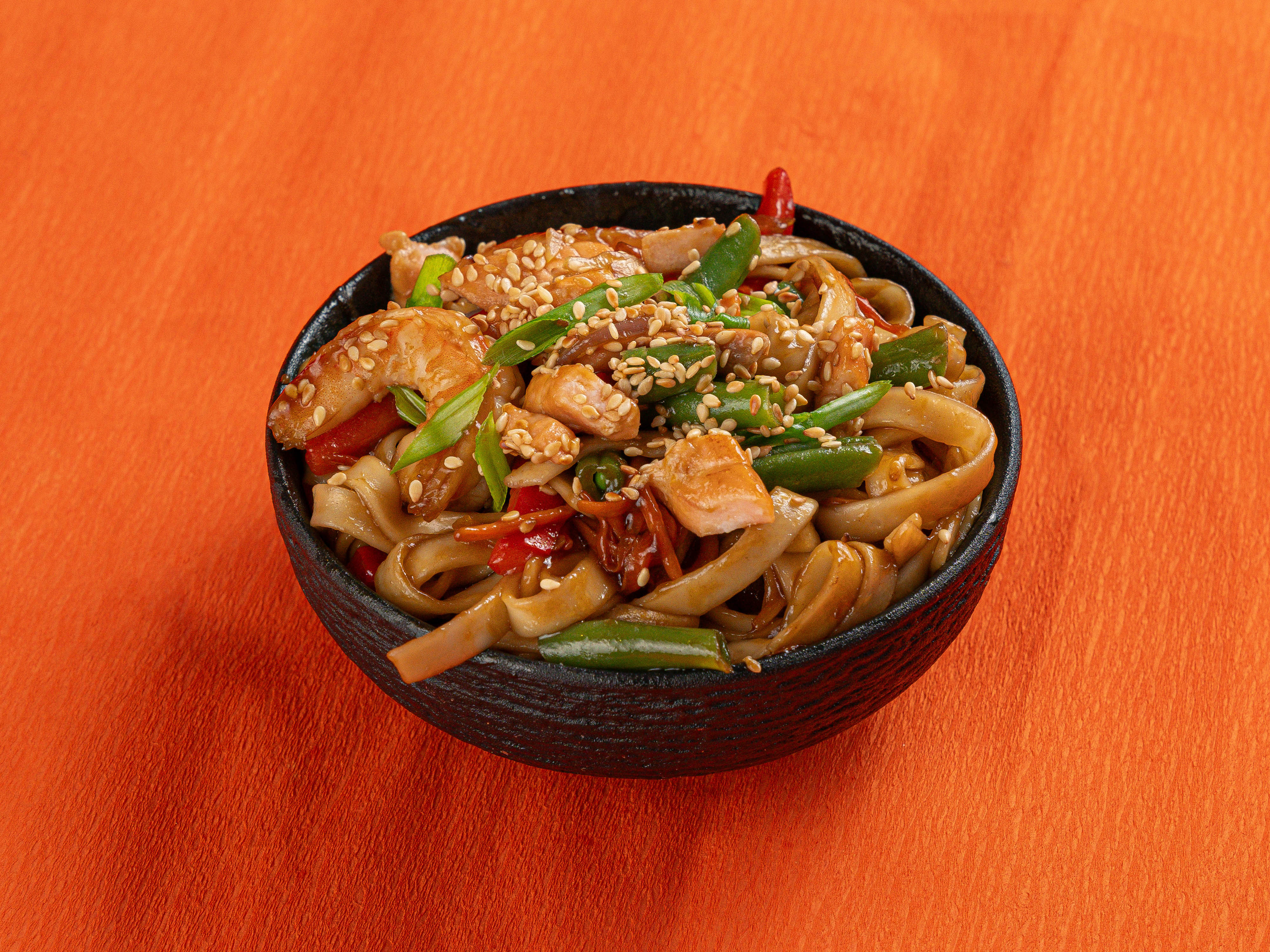 Wok с креветкой и лососем