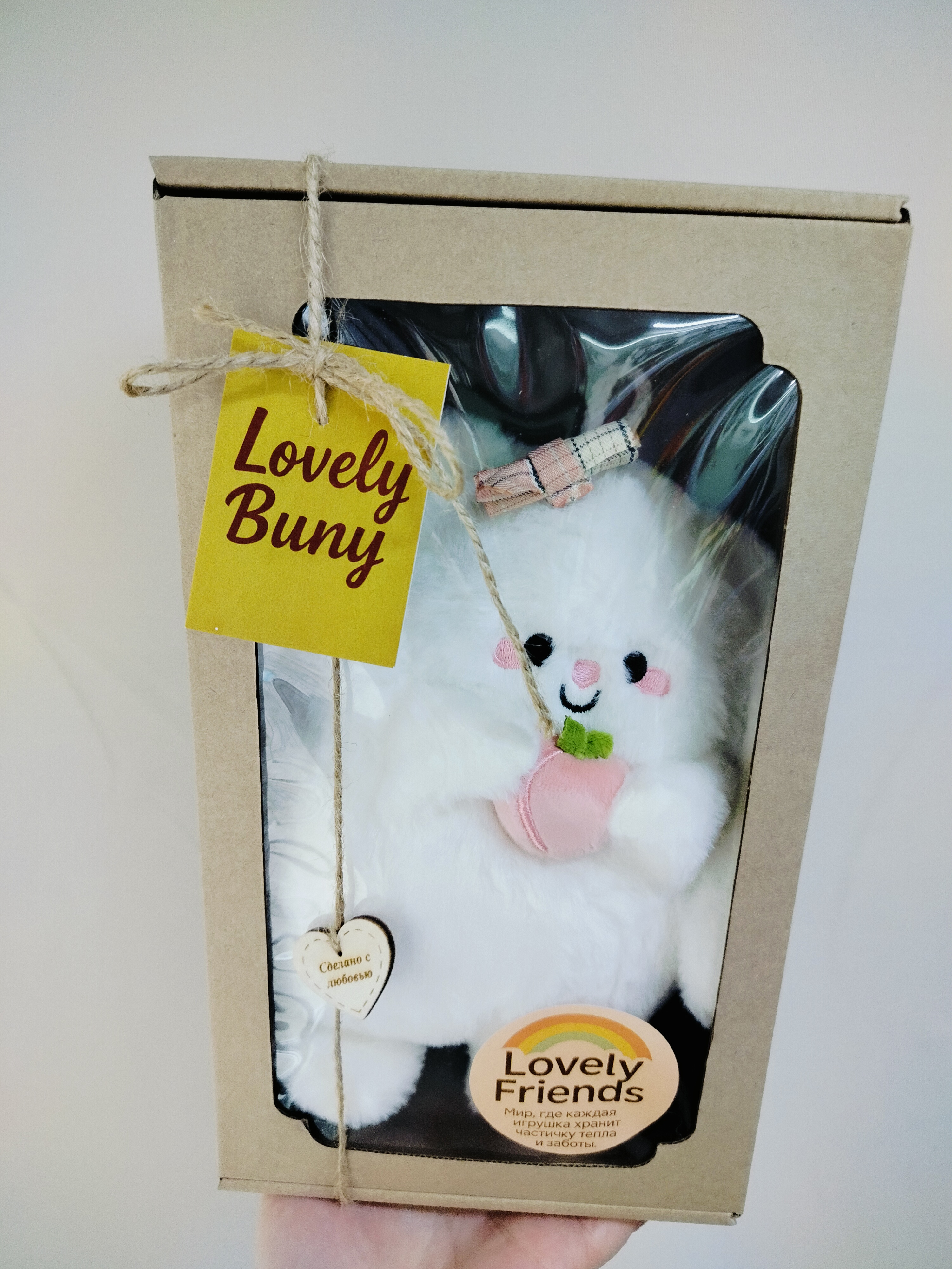 Кошечка с клубникой