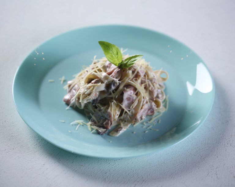 Паста с ветчиной и грибами