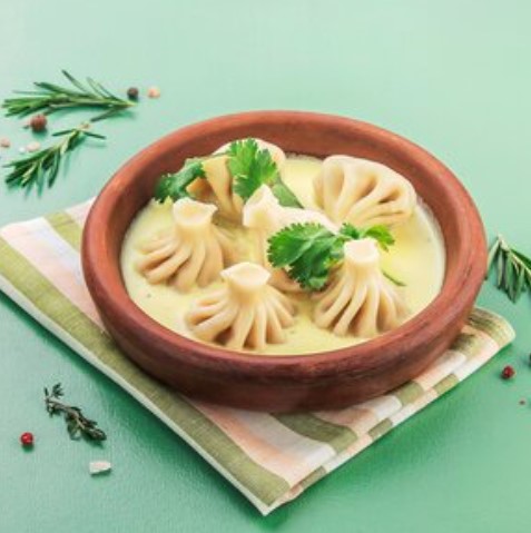 Мини-хинкали с курицей в соусе чкмерули