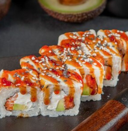 Ролл Канада с угрем и нежным лососем под соусом унаги