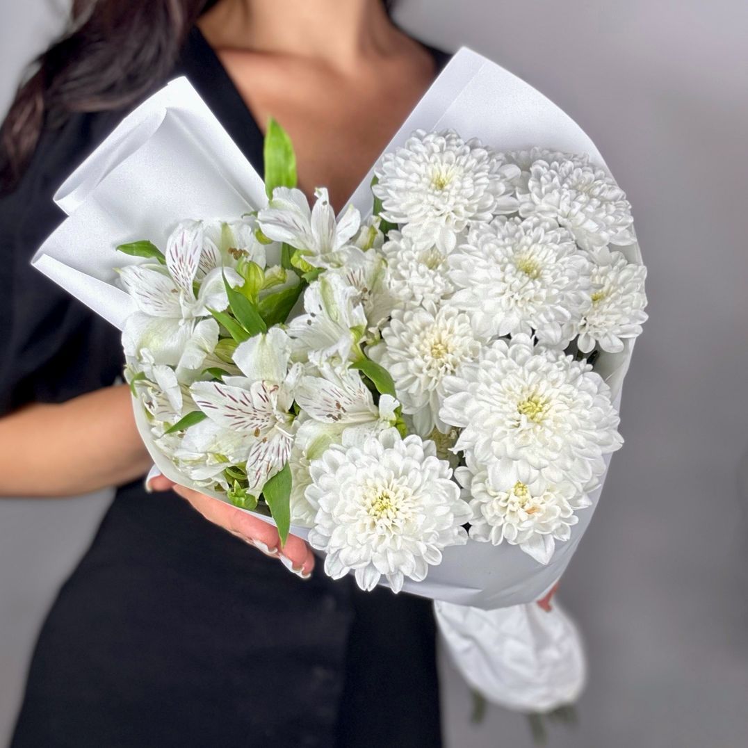 Пушистая хризантема и альстромерия