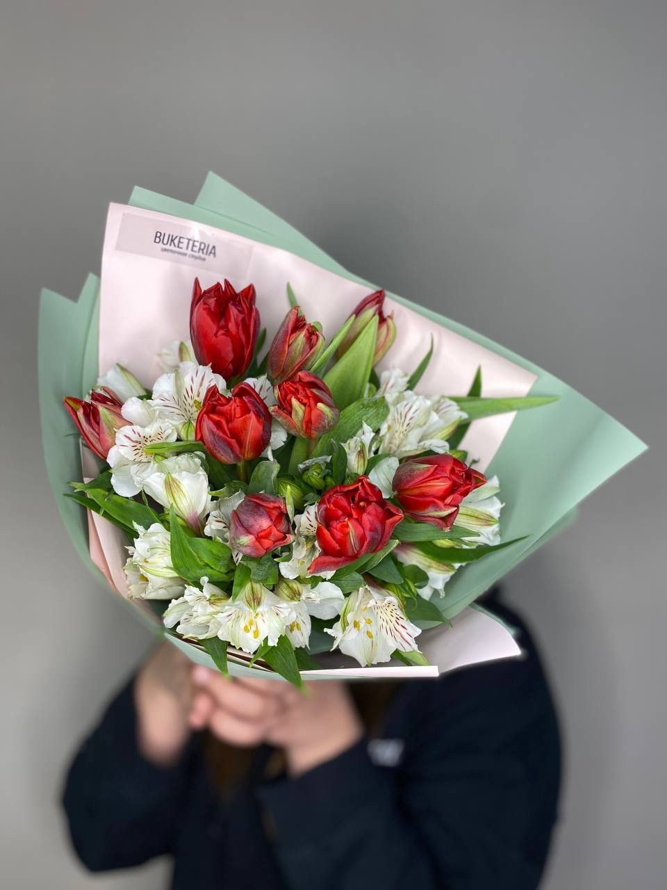 Тюльпаны и альстромерия