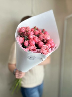 Букет из Ярких пионовидных кустовых роз.