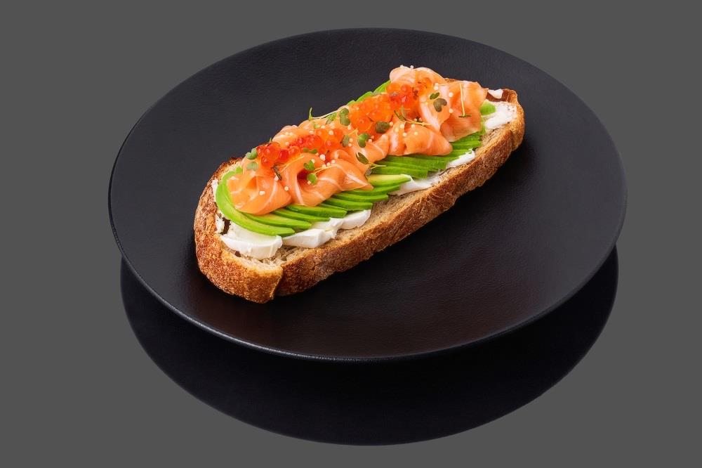 Брускетта с лососем и авокадо