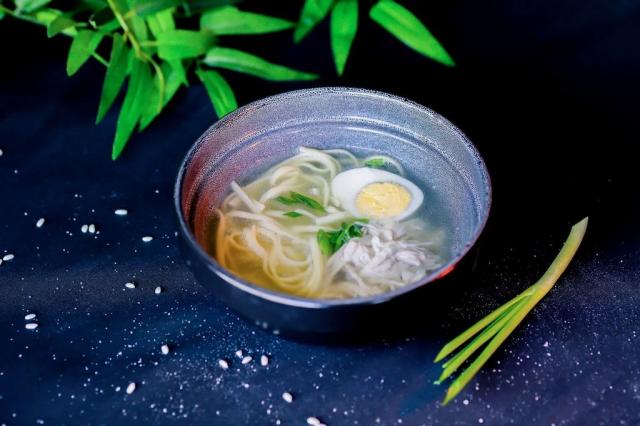 Куриный бульон с яйцом и лапшой