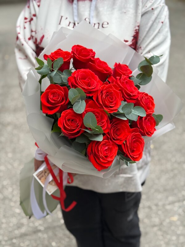 Букет из 15 голландских роз с эвкалиптом в стильной упаковке