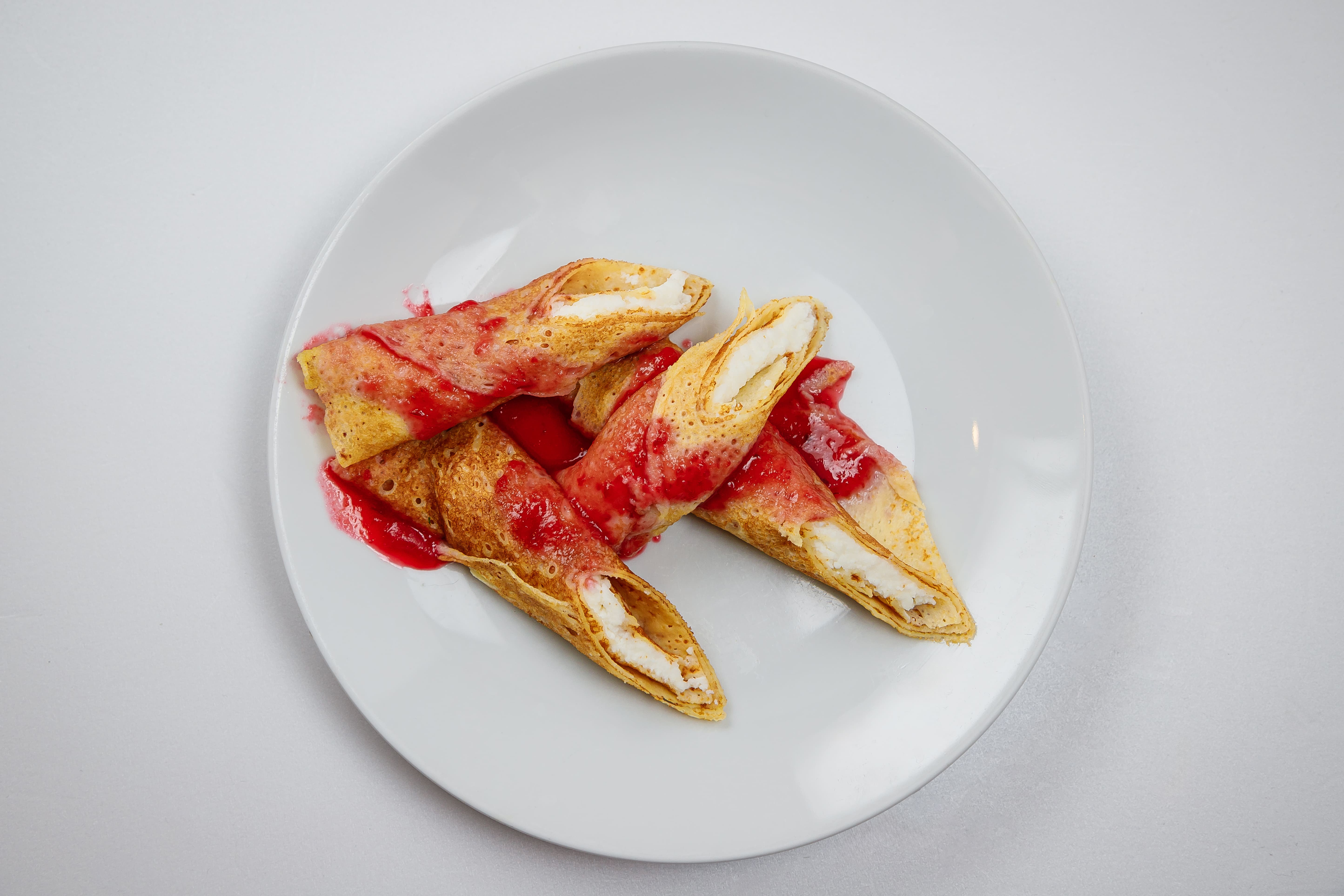 Блины с творогом под вишневым соусом