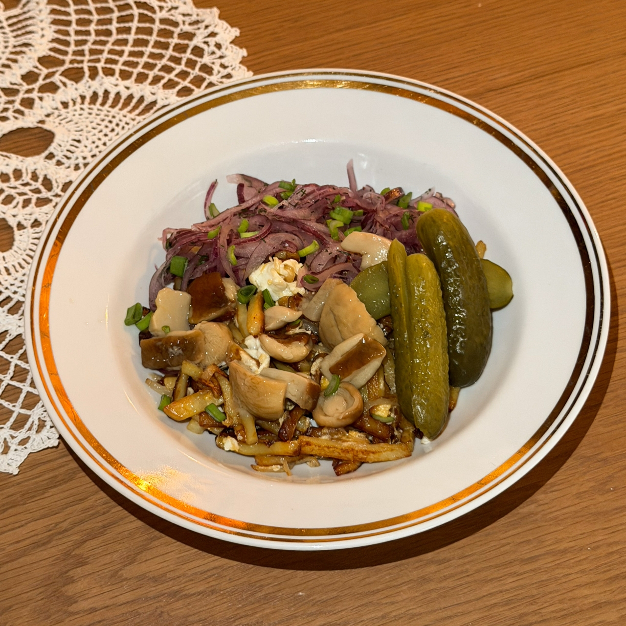 Жареная картошка с маринованными грибами