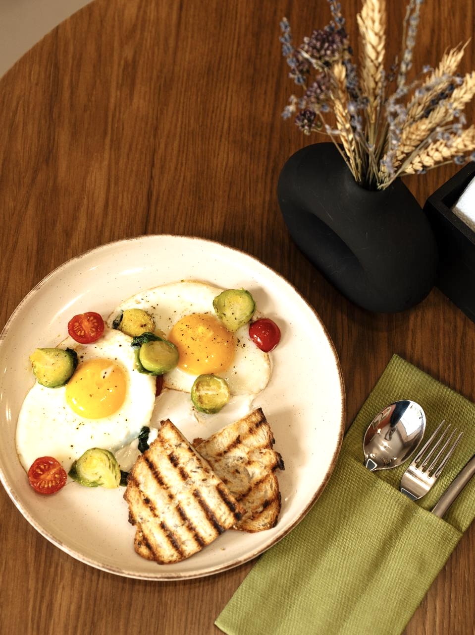 Глазунья с черри и брюссельской капустой 