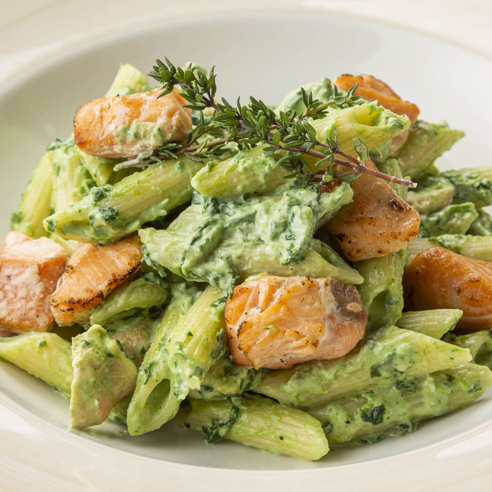 Пенне с копченым лососем и шпинатом