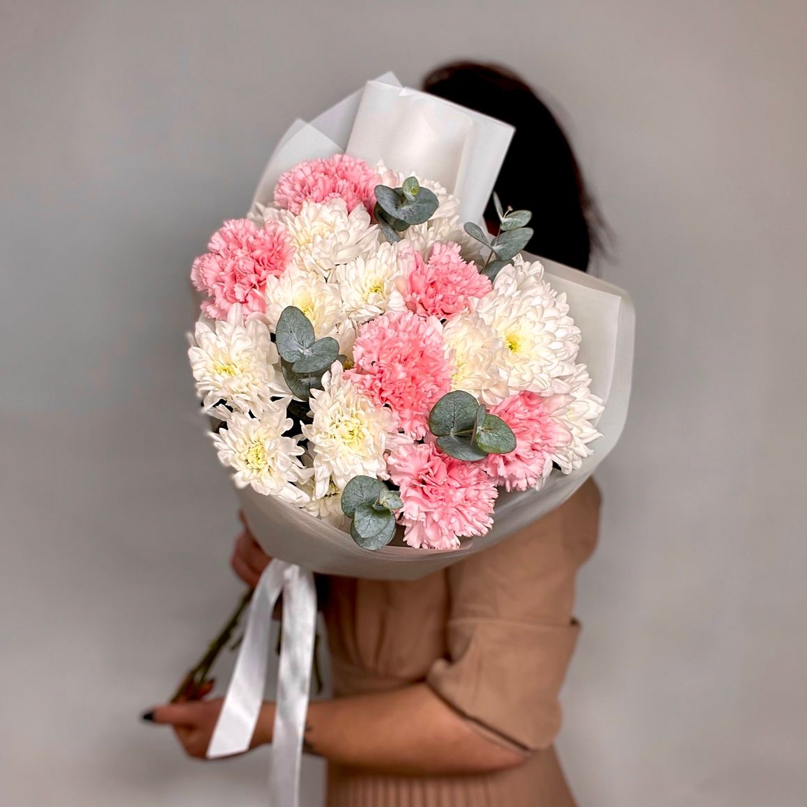 Пушистая хризантема и нежные диантусы