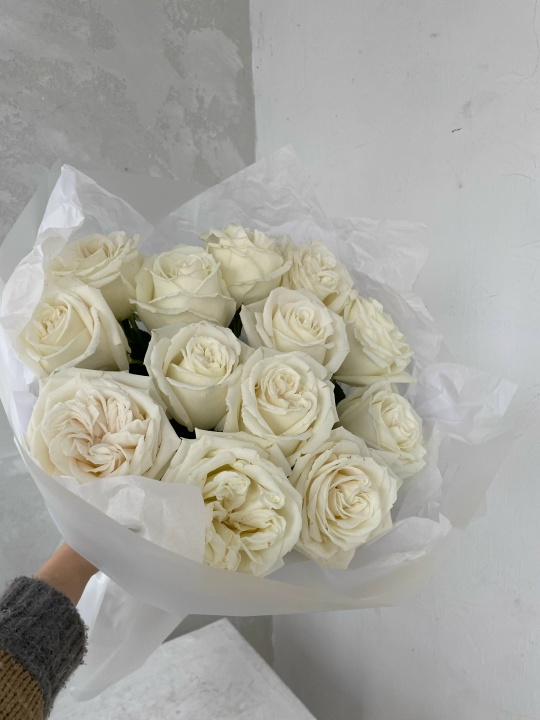 Монобукет 13 пионовидных белых роз