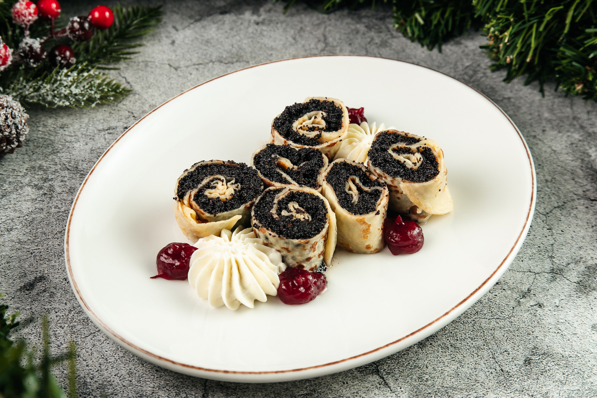 Маковый блинчик с белым шоколадом и брусникой