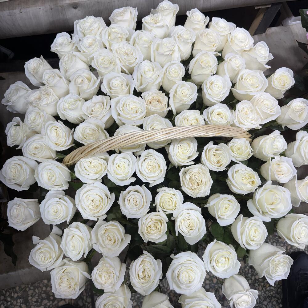 Корзина из белых роз 