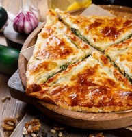 Хачапури со шпинатом и сыром сулугуни