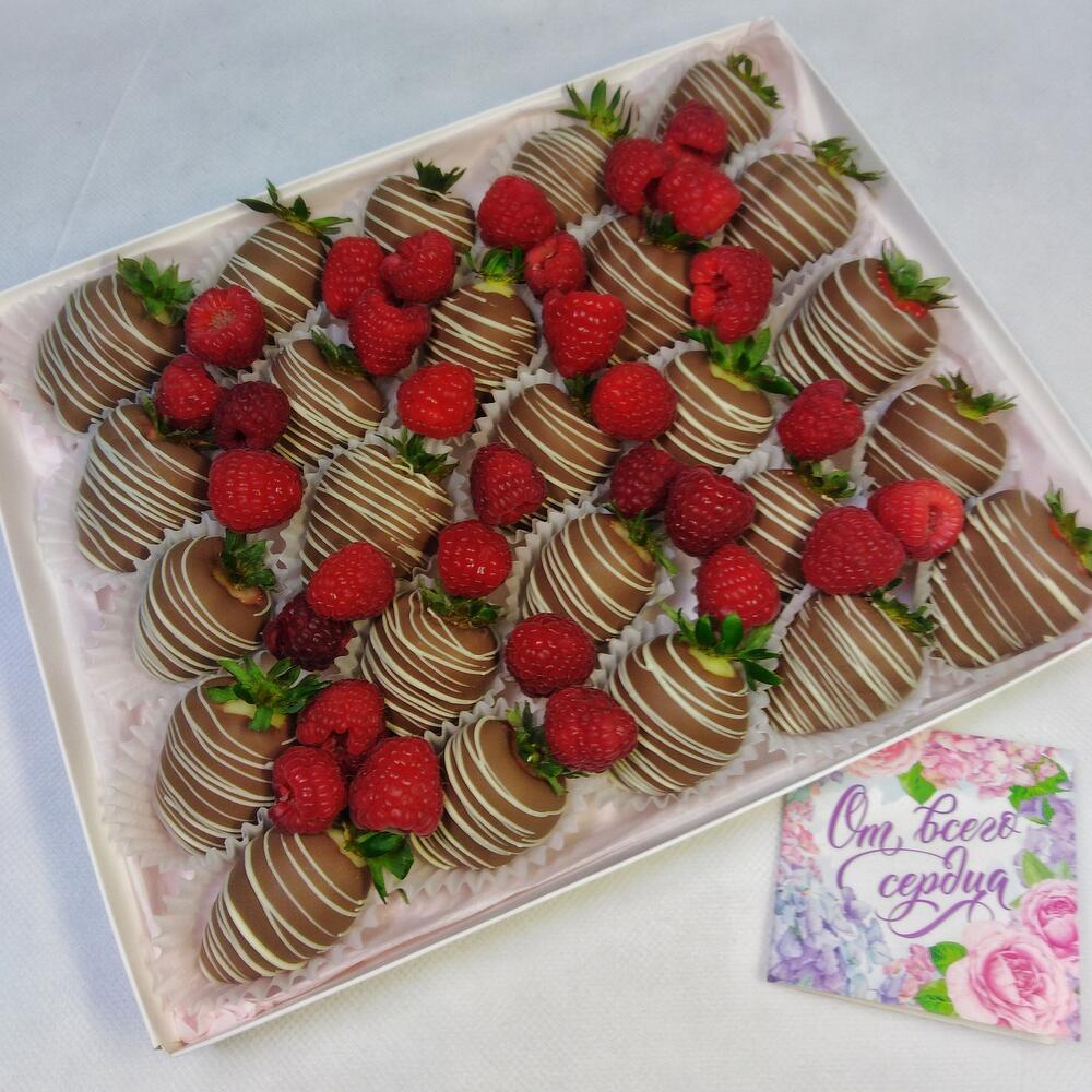 Набор 25 клубник в молочном шоколаде с малиной