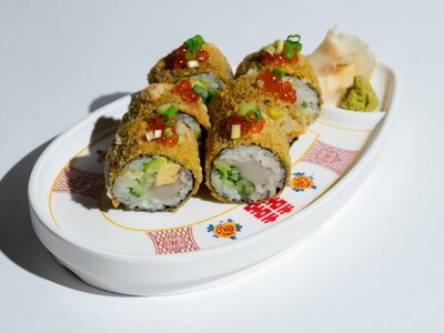 Горячий ролл с гребешком и красной икрой в соусе спайси