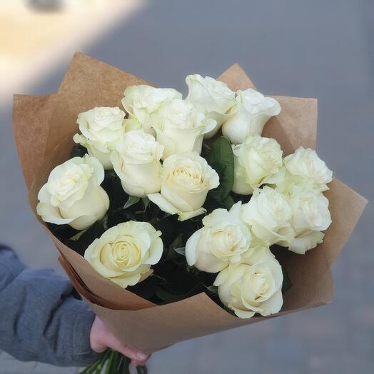 15 белых роз в крафте