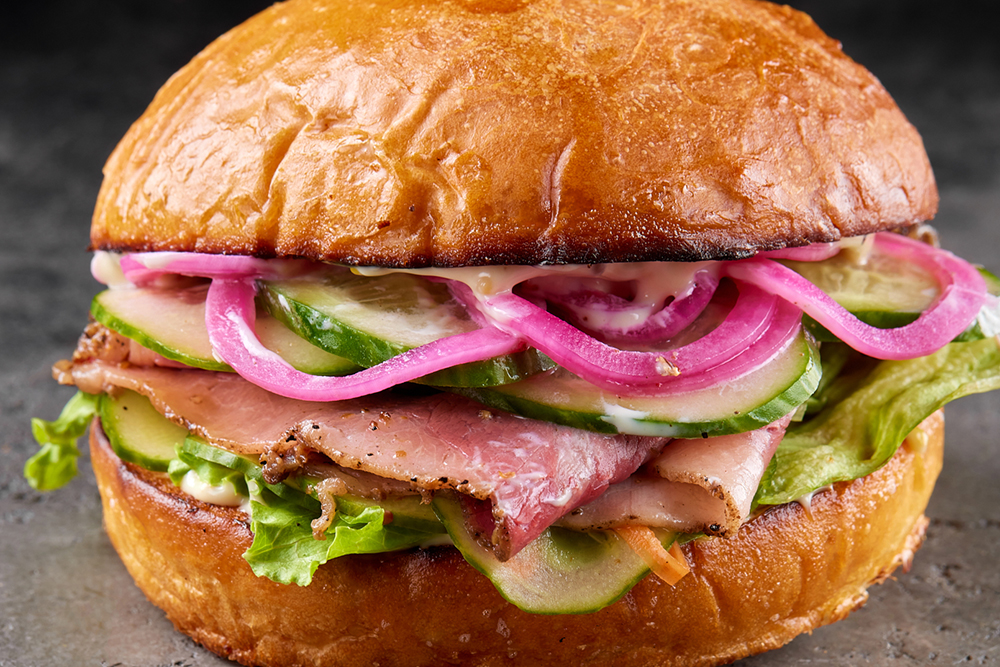 Бургер с рваной свининой и огурцами Бурбон