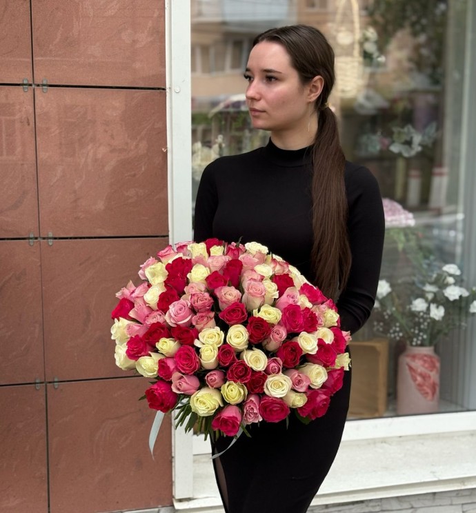 101 роза микс в букет под ленту