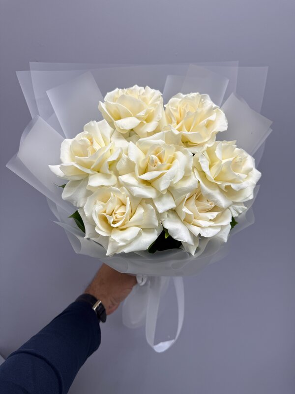 Нежный букет из 7 белых французских роз в корейской пленке