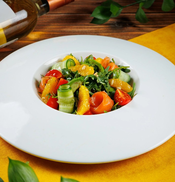 Салат с семгой сочными цитрусами, авокадо и рукколой