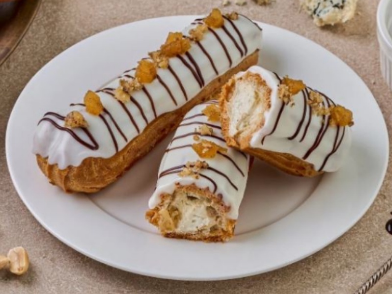 Эклер с карамелизированной грушей и сыром