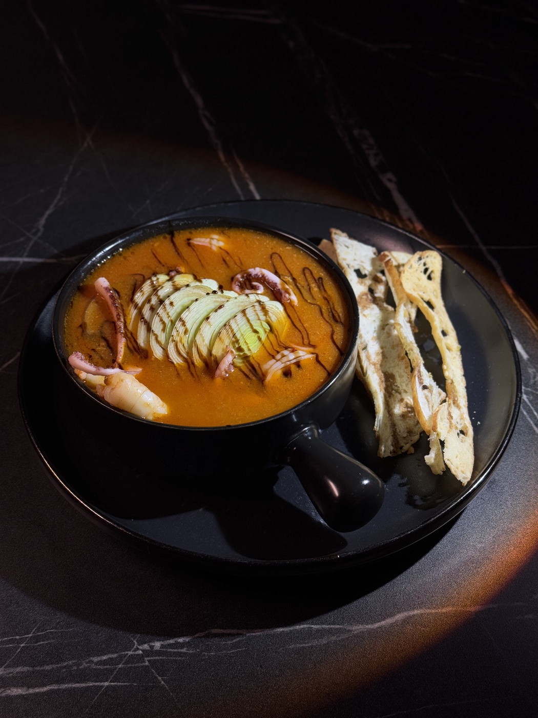 Томатный суп с морепродуктами