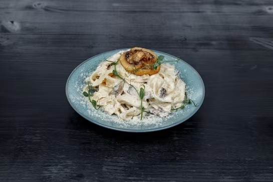 Паста с курицей и грибами