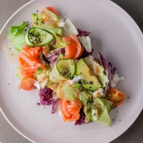 Салат с лососем и авокадо